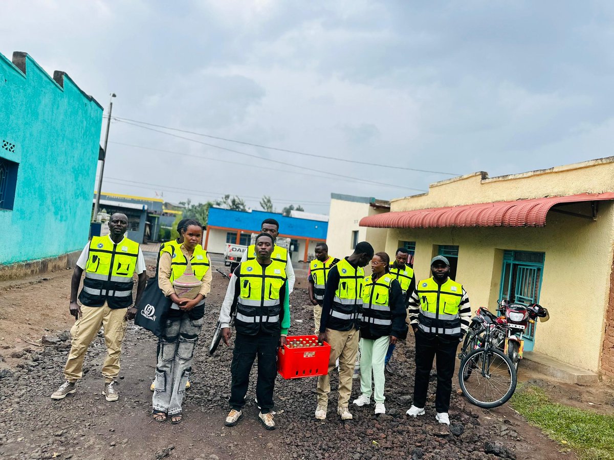 YouthMusanze's tweet photo. @RwandaYouthVol1 muri @MusanzeDistrict mu murenge wa Cyuve basuye Mugenzi wabo w'umukorerabushake MUKESHIMANA Gentille uherutse kubyara. bamusuye mu rwego rwo kumuhemba dore ko bamushyiriye n'igikoma cyo kumuhemba binyuze muri Sociale y'abanyamuryango ba Youth Volunteers Cyuve. https://t.co/HK0ksTUHNt