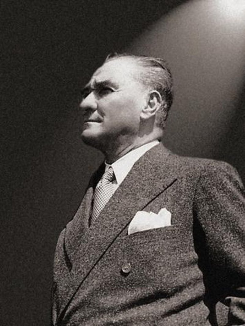 Türkiye’de her başarılı kadının arkasında  bir adam vardır. O adam Mustafa Kemal Atatürk’tür!