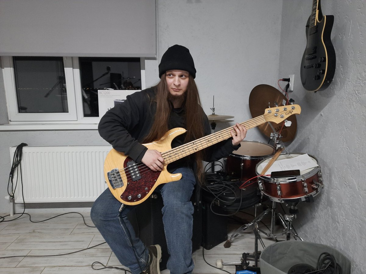 LRdcrow's tweet image. A 5-string bass guitar is beautiful