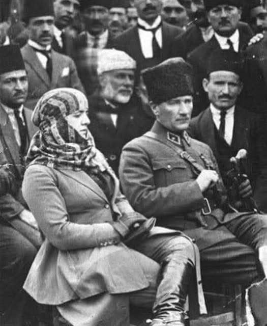 Türkiye'nin ilk first lady'si Latife hanım, liseyi Amerikan kolejinde ,Üniversiteyi Paris Sanbonne Ünirversitesinde,dil okulunu da Londra'da okumuştur.
İngilizce, Fransızca, İspanyolca ve Almanca dillerini ileri derecede iyi konuşmaktadır
Hermes çanta ile bu fark kapanmaz azizim.