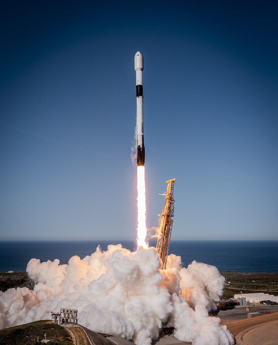 SpaceX's tweet image. Falcon 9 launches 25 @Starlink satellites from California