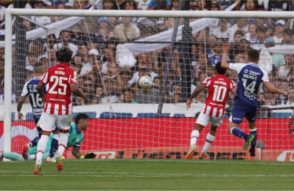 El 8 de diciembre de 2025 les rompimos bien el orto en su cancha. En una semifinal. Con sus hinchas todos cagados y en silencio. Los hicimos mierda.
A los 5 días fuimos campeones.

Cada tanto hay que recordarselos.