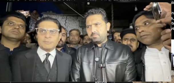 siasatpk's tweet image. “اگر کل صبح تک فیملی، معالجین، وکلا اور بشریٰ بی بی کی بیٹیوں کی عمران خان سے ملاقات نہ کروائی گئی تو ہم پوری قوم کو سڑکوں پر نکلنے کی اپیل کریں گے۔ اس کے بعد پیدا ہونے والی صورتحال کی تمام تر ذمہ داری متعلقہ حکام پر عائد ہوگی۔ ہم کل صبح اپنا آئندہ لائحہ عمل عوام کے سامنے رکھ دیں…