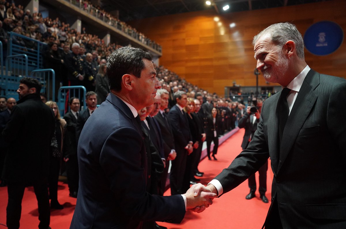 JuanMa_Moreno's tweet image. Nos duele en el alma esta tragedia.

Toda #Andalucía acompaña junto a los Reyes a las familias de las víctimas en este emotivo funeral en Huelva. Siempre van a estar en nuestra memoria.

Descansen en paz las víctimas del accidente ferroviario de Adamuz.

#MisaVíctimasAdamuz