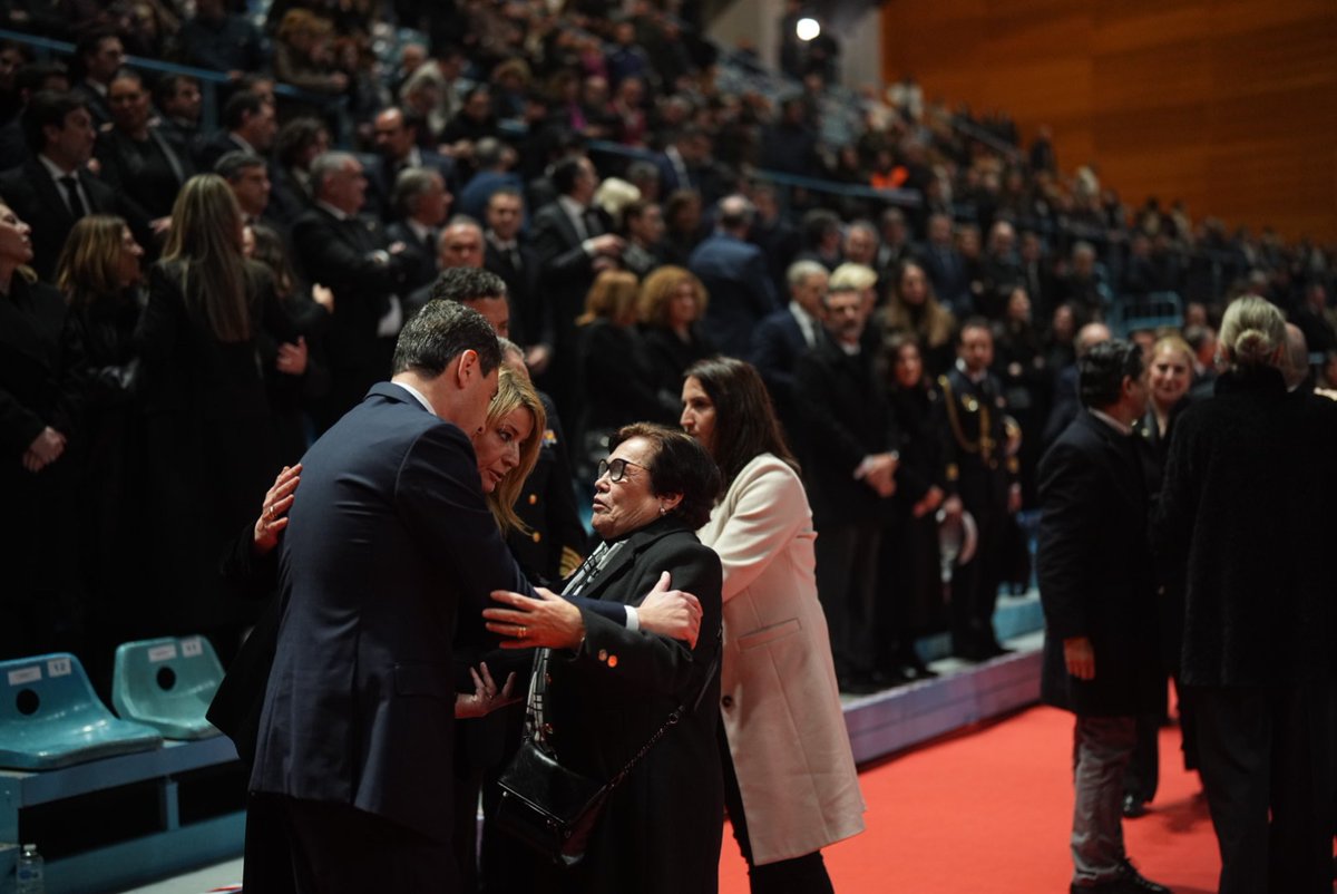 JuanMa_Moreno's tweet image. Nos duele en el alma esta tragedia.

Toda #Andalucía acompaña junto a los Reyes a las familias de las víctimas en este emotivo funeral en Huelva. Siempre van a estar en nuestra memoria.

Descansen en paz las víctimas del accidente ferroviario de Adamuz.

#MisaVíctimasAdamuz