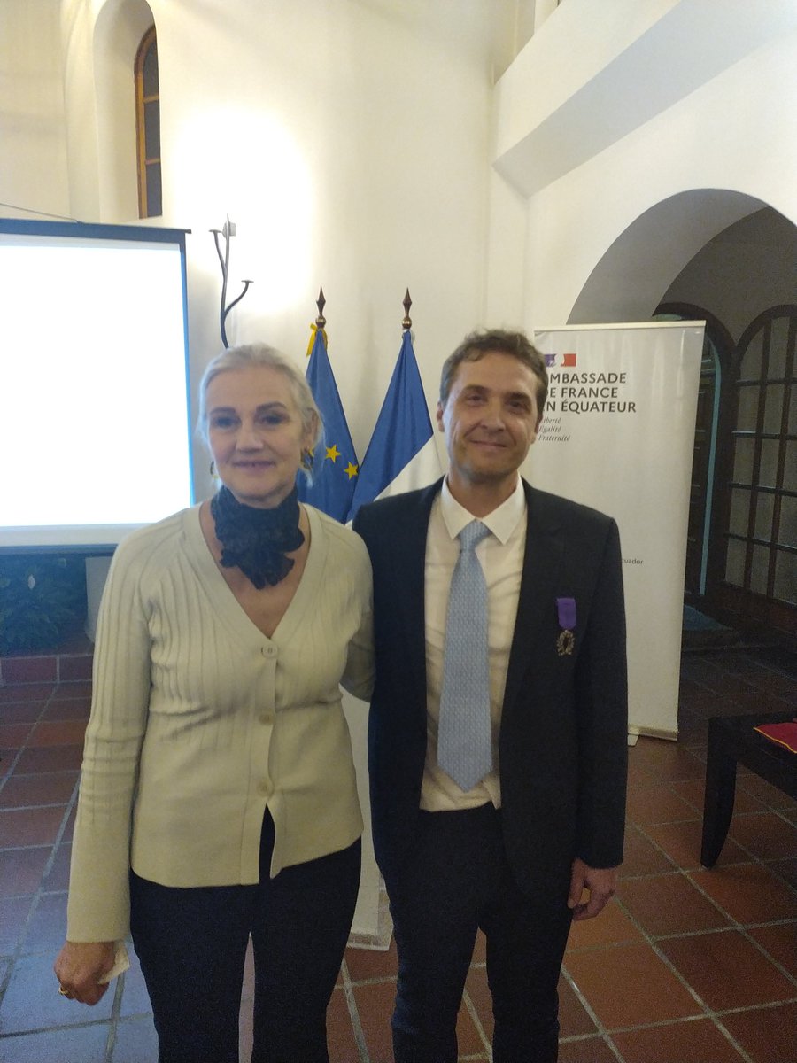El Doctor Olivier Dangles, investigador del <a href="/ird_fr/">IRD.fr</a> que ha dedicado buena parte de sus trabajos científicos al #Ecuador y co-dirige hoy el Wasilab de la <a href="/PUCE_Ecuador/">PUCE Ecuador</a>, recibió hoy de manos del Embajador <a href="/Letrilliartdipl/">Philippe Létrilliart</a> las palmas académicas por su destacada trayectoria.