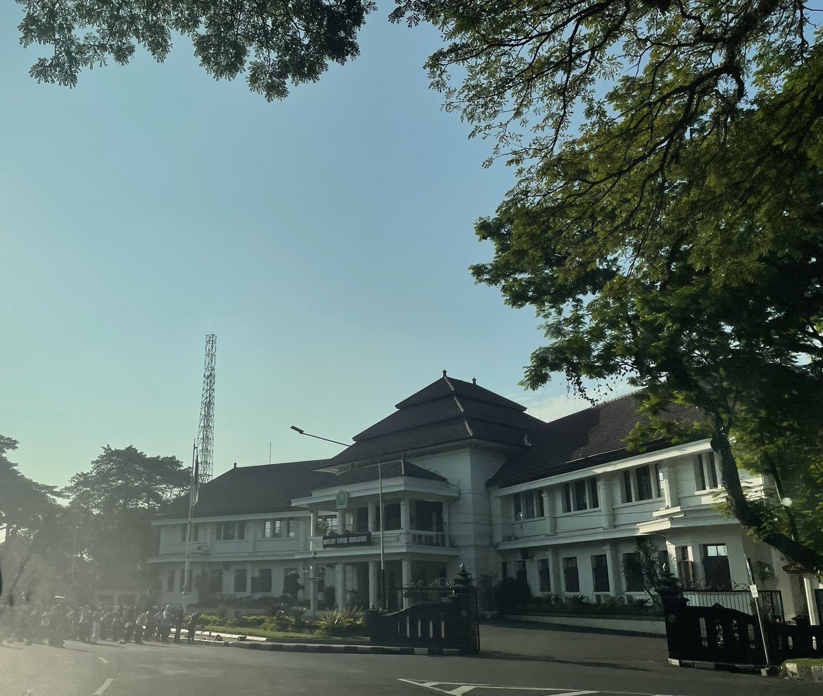 yusufgunawan's tweet photo. #MalangTambahMacet
#MalangTambahRuwet 
#TataRuangKotaMalang 

Peserta STMJ nya itu loh cukup ditampung di halaman Balai Kota. Bila tak cukup, pakailah Stadion Gajayana atau fasum olah raga lainnya yang lebih representatif 🙏

Menutup akses jalan untuk kegiatan begini hanyalah memberikan contoh kepada masyarakatnya ok untuk menutup jalan untuk acara2. 

Fasum olahraga ada buat apa?
