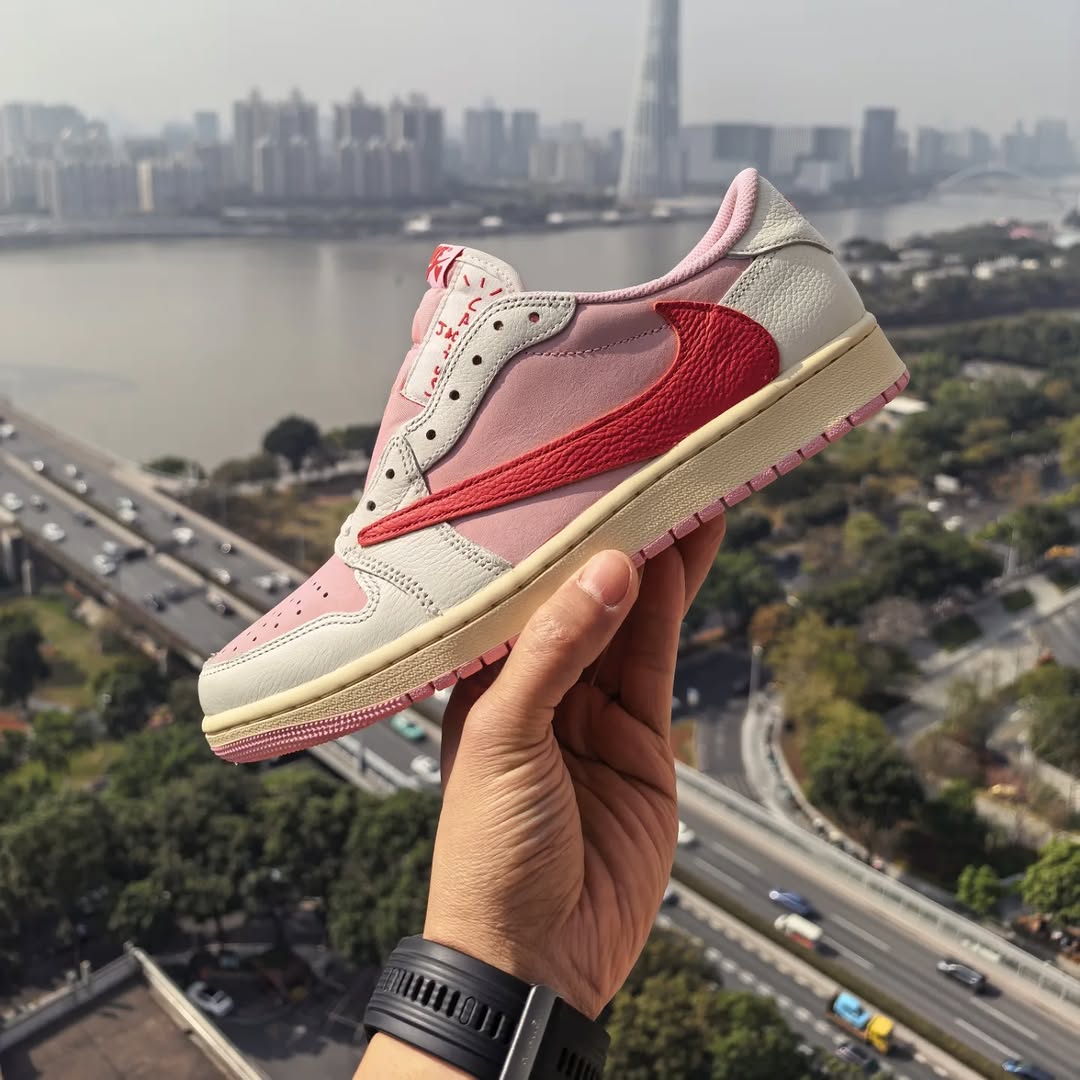 JustFreshKicks's tweet photo. IN HAND LOOK: Travis Scott x Air Jordan 1 Low OG “Tropical Pink” ❤️ 

🗓️ May 22nd 
💰 $155 https://t.co/Ge7YMiRpIN