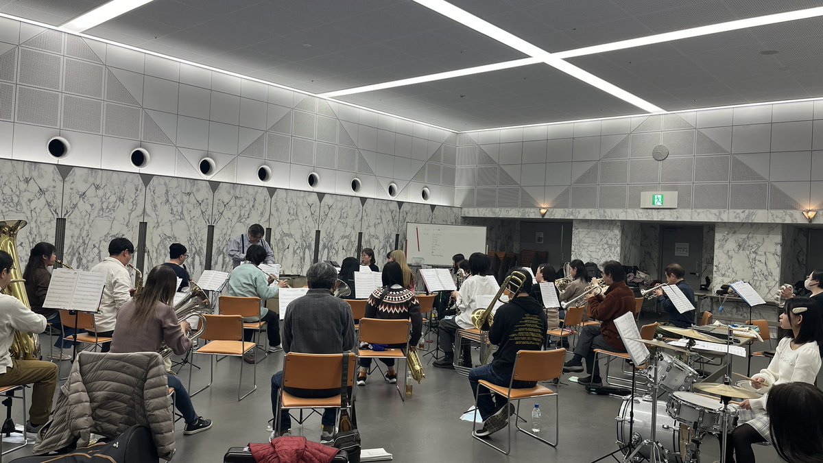 sbgwind's tweet photo. 先日の練習の様子です🥁
春コンに向けて練習中！！ドラムが入り、賑やかな合奏でした🎵

‼️団員募集中‼️
私たちと一緒に音楽しませんか♡
☆トロンボーン☆ ☆パーカッション☆

詳しくはプロフィールから当団HPまで〜🌼
⁡
#吹奏楽団 #トロンボーン #パーカッション #団員募集中 https://t.co/4w5XNXD1vK