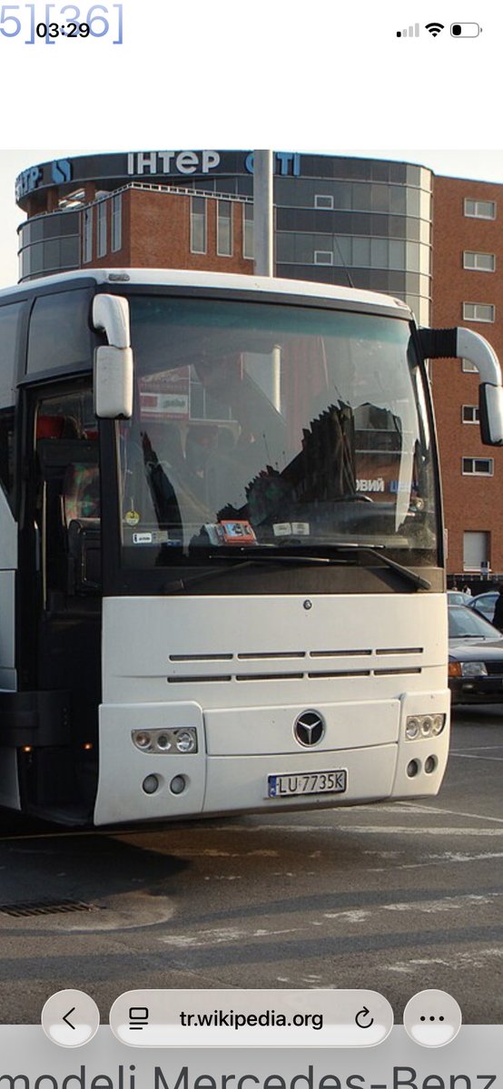cebirselteorem's tweet photo. 24 Ekim 1997’de Karapınar’da otobüs kazasında Mercedes Benz O403 ve Kütahya’nın plakası da 43 hastanedeki eldiven kutusunda da 403 yazıyor. Resimde diğer araçta plakada LU7735K ve yandaki araçta mo6 yazıyor. 2020’de Kadıköy’de odasını kiraladığım kişi Muammer Arslan’ın Merve isimli kişi ile evlenmiş ve profilinde 77 yazan, gaz lambası bulunan Merve Ük’ün face profilinde yanına koyduğu kişinin kopyası. Erzincan’da öldükten sonra ot olmak isterdim inek yer süt yada bok olurum diyen Adem Aksoy babasının kamyon şoförü olduğunu söylemişti. 2010’da Ahmet Şahin’in bana verdiği fotoların birinde ağzıma ot tuttuğu foto var. Kazadaki şoförün adı da Muammer ve ölenlerin listesinin olduğu tabeladaki isimler ve soyisimlerin birçoğunun kopyası ile bir şekilde karşılaştım. 2018’de kiraladığım ve dışardan içeriyi gösteren hileli perdeli evdeki yastıkta Manchester United yazan ve şeytan resmi olan yastık vardı. Karapınarlılara kum şeytanı diyorlar ve şuan kaldığım evde duvarda klozete yada hoparlör gibi bişey var ve bazen kum sesi bazen cam sesi ve bazen de su sesi geliyor. Ve iki tane piknik tüpü var. Twitterinde fare resmini kullanan Semih Can isimli kişi de Kayserili. Evde fare kapanı var.