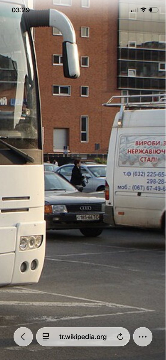 cebirselteorem's tweet photo. 24 Ekim 1997’de Karapınar’da otobüs kazasında Mercedes Benz O403 ve Kütahya’nın plakası da 43 hastanedeki eldiven kutusunda da 403 yazıyor. Resimde diğer araçta plakada LU7735K ve yandaki araçta mo6 yazıyor. 2020’de Kadıköy’de odasını kiraladığım kişi Muammer Arslan’ın Merve isimli kişi ile evlenmiş ve profilinde 77 yazan, gaz lambası bulunan Merve Ük’ün face profilinde yanına koyduğu kişinin kopyası. Erzincan’da öldükten sonra ot olmak isterdim inek yer süt yada bok olurum diyen Adem Aksoy babasının kamyon şoförü olduğunu söylemişti. 2010’da Ahmet Şahin’in bana verdiği fotoların birinde ağzıma ot tuttuğu foto var. Kazadaki şoförün adı da Muammer ve ölenlerin listesinin olduğu tabeladaki isimler ve soyisimlerin birçoğunun kopyası ile bir şekilde karşılaştım. 2018’de kiraladığım ve dışardan içeriyi gösteren hileli perdeli evdeki yastıkta Manchester United yazan ve şeytan resmi olan yastık vardı. Karapınarlılara kum şeytanı diyorlar ve şuan kaldığım evde duvarda klozete yada hoparlör gibi bişey var ve bazen kum sesi bazen cam sesi ve bazen de su sesi geliyor. Ve iki tane piknik tüpü var. Twitterinde fare resmini kullanan Semih Can isimli kişi de Kayserili. Evde fare kapanı var.