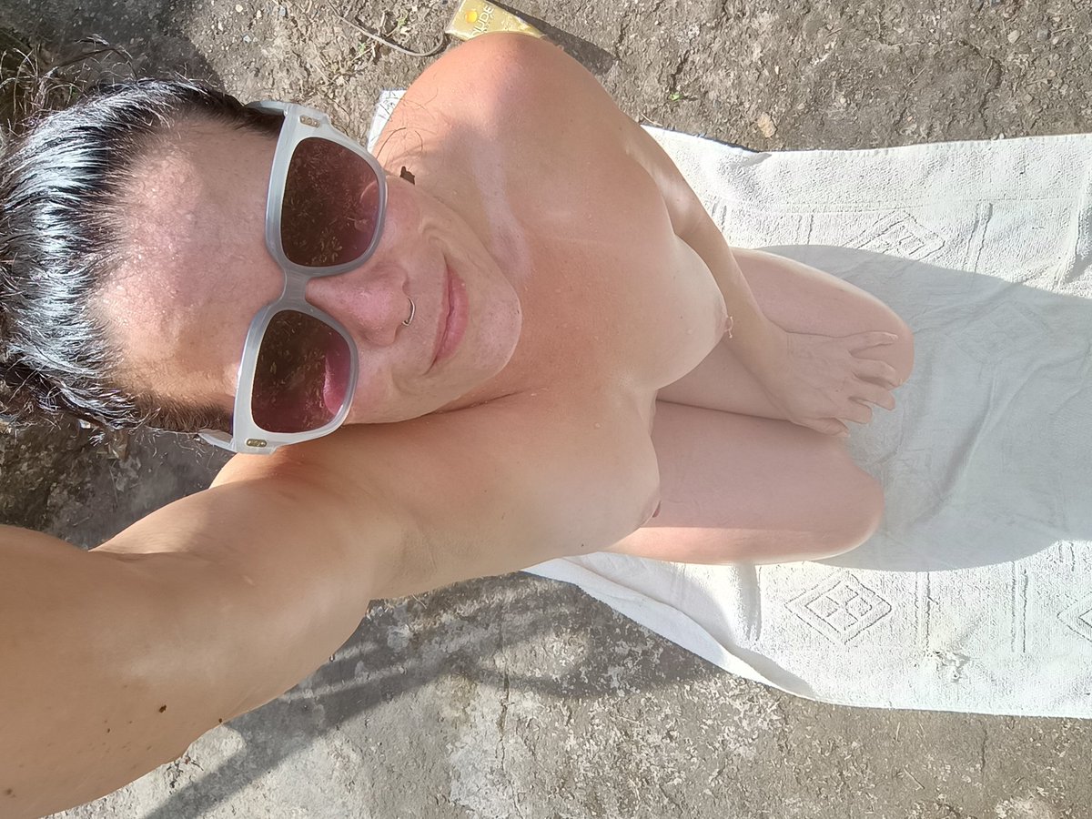 El patio de la casa 😋☀️🍒 en Uraba 👙🍹🍌 #eroticgirl #sun #nipples #weedlover