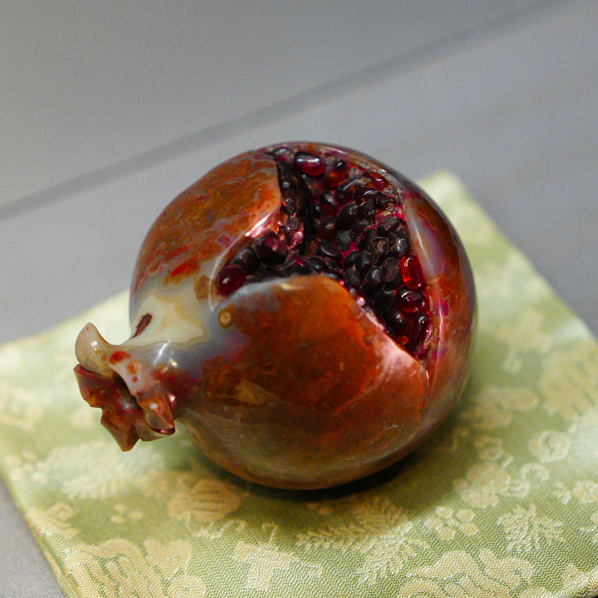 作品紹介】 瑪瑙(めのう)の濁ったような赤い色調を活かして、石榴