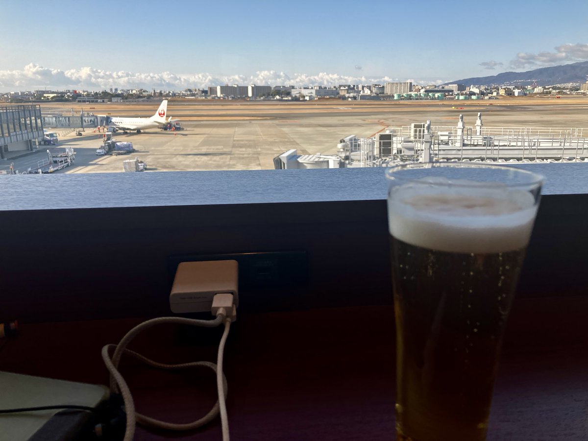 7L4WVU's tweet photo. 伊丹でFLT待ち。会員ゲートから入ったら初めて荷物検査で開腹。アンテナコイルや自作機、いろんなケーブルなど怪しすぎて検査員が集まった😆 https://t.co/fx9pnSbQSo