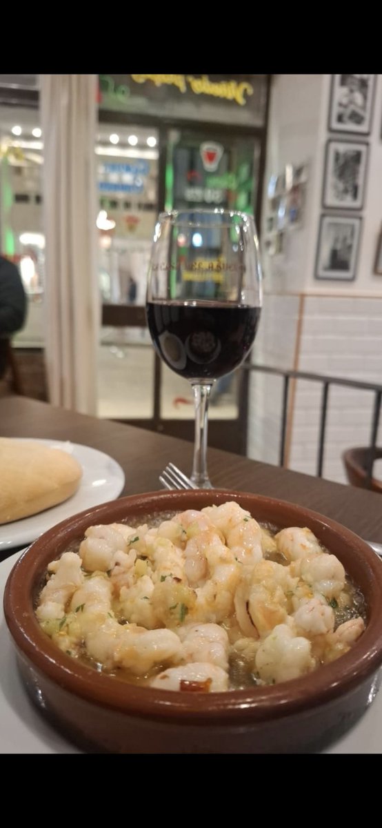 elrodroOficial's tweet photo. La semana pasad en Madrid, me metí a una taberna tradicional @olallo_rubio @korno @elotroduarte @perra_de_cadena. Entre el "jijiji jajaja" me chingué dos botellas de vino 😅😅😅 Todo bien, cero cruda 🥰
#ConvoyFM #ConvoyEnChilango https://t.co/rI5i5ar5xJ