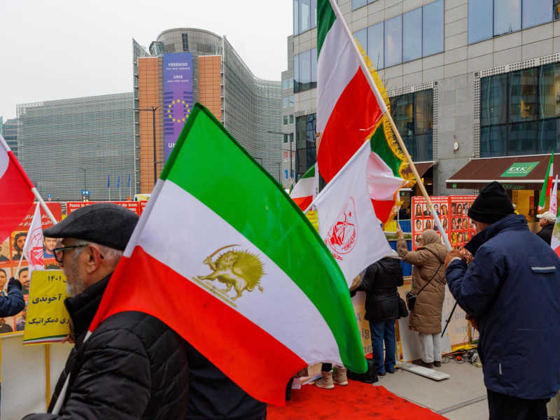 Irán advierte que responderá contundentemente si Estados Unidos ataca, mientras la flota con el portaaviones Abraham Lincoln se acerca. 🌍⚓️🔥

📌: acortar.link/a6tr9q