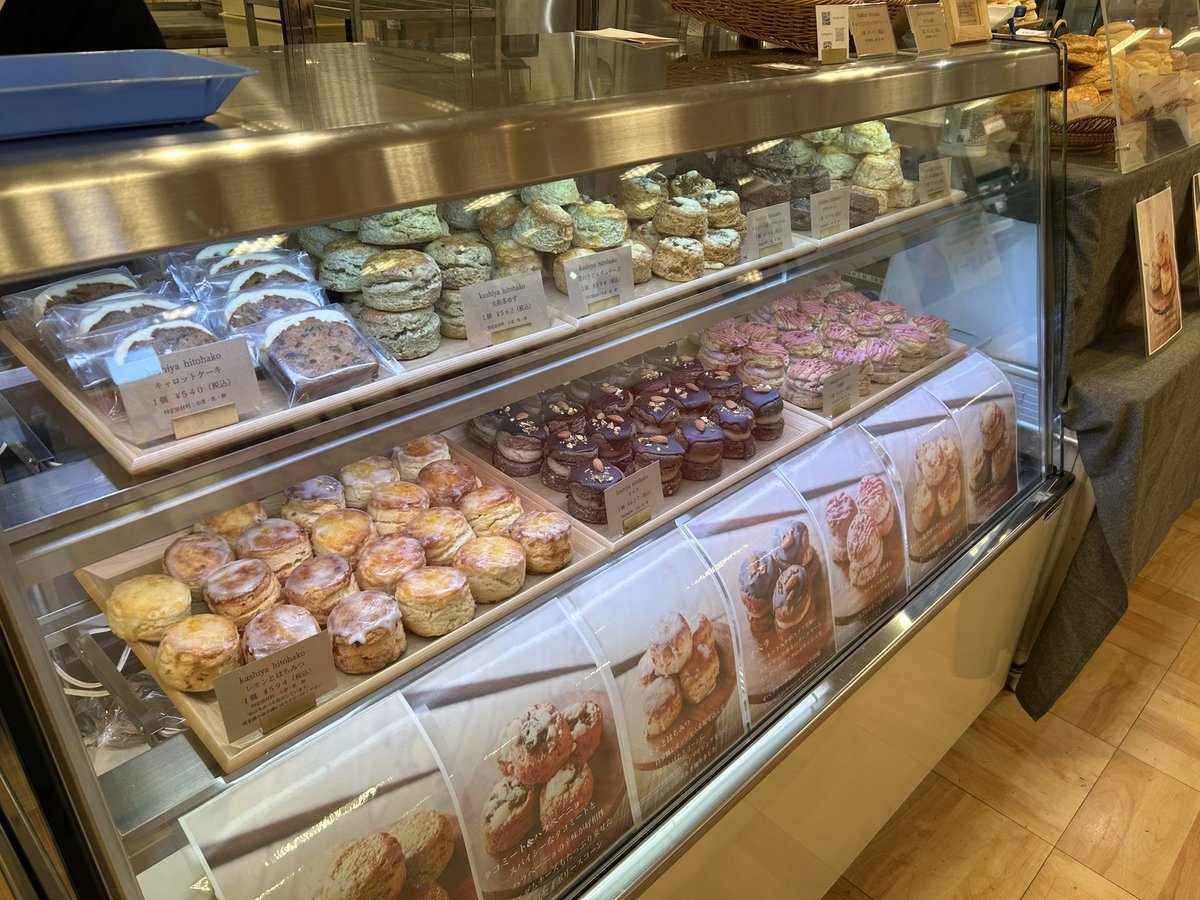 kashiyahitohako's tweet image. 高松三越スコパ！
菓子屋ヒトハコは本日が最終日です！
オペラは午前中に完売が予想されますので、お求めの方はお早めのご来場をおすすめいたします🥰
今日も元気にお待ちしております！！