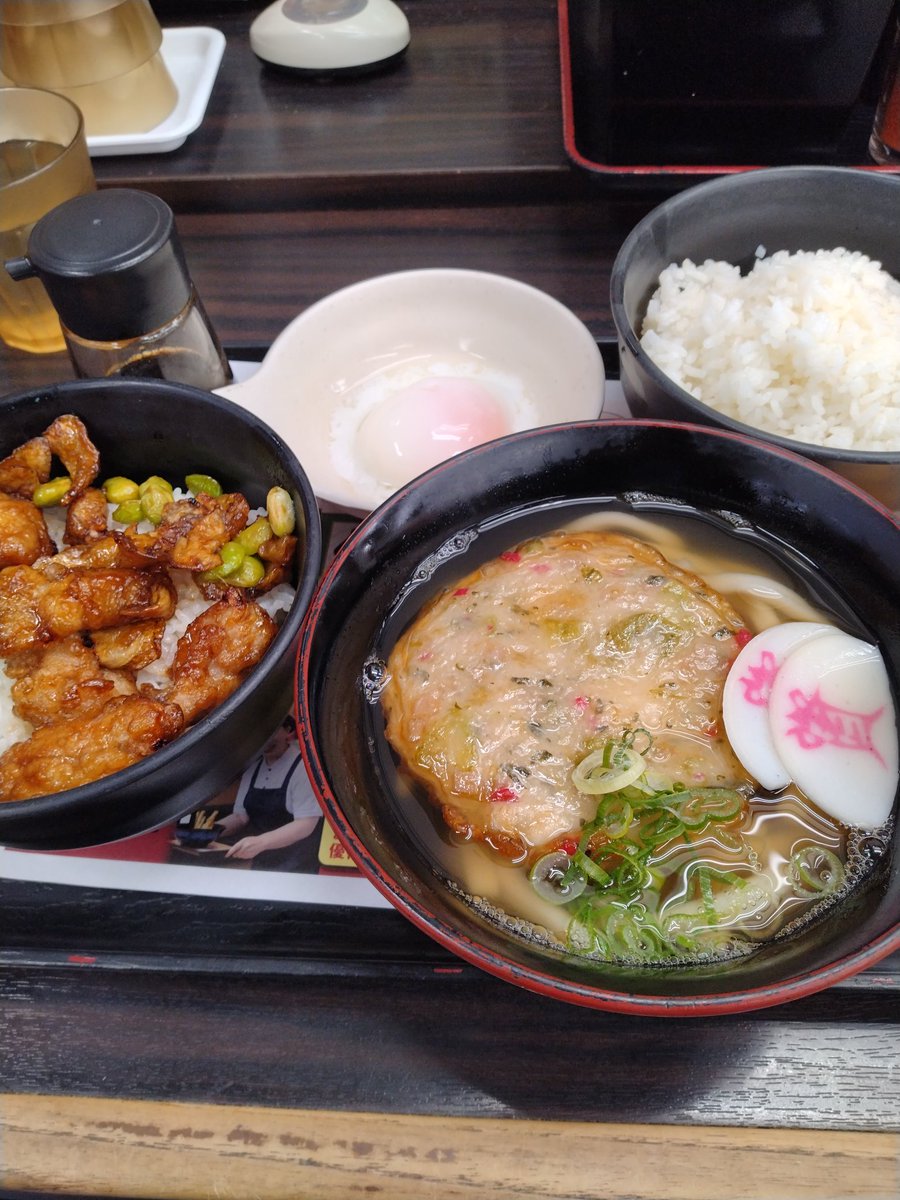 RNぽんこつ猟師。いつもの資さんうどん綾羅木店でぶちしあわせセットのリピート♫チキン×2ごぼうがご飯進みすぎるので、中ライスを追加で😋スタッフ様に「セットにご飯ついてますよ」と言われちゃいました（笑）でも、チキン×2ごぼうで思い切りご飯頬張れて幸せー #サムデー　#きのう何うどん食べた