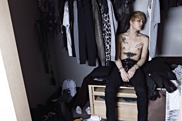 아꼈었던 ..
옷을 
두고 나가줘