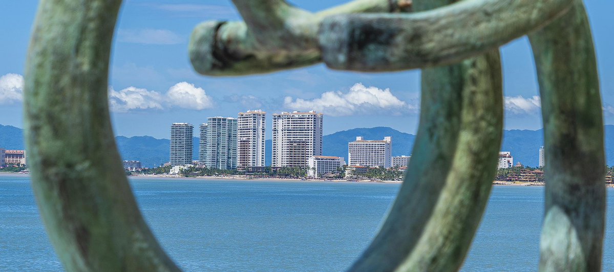 Brinda con el sonido de las olas y el sabor del Pacífico. Año Nuevo en Puerto Vallarta es puro lujo relajado y momentos inolvidables. 🌊🍹
.
.
🔗 pinnacleresortspv.com/es/blog/donde-…
.
#puertovallarta #luxuryresorts #pinnacleresorts