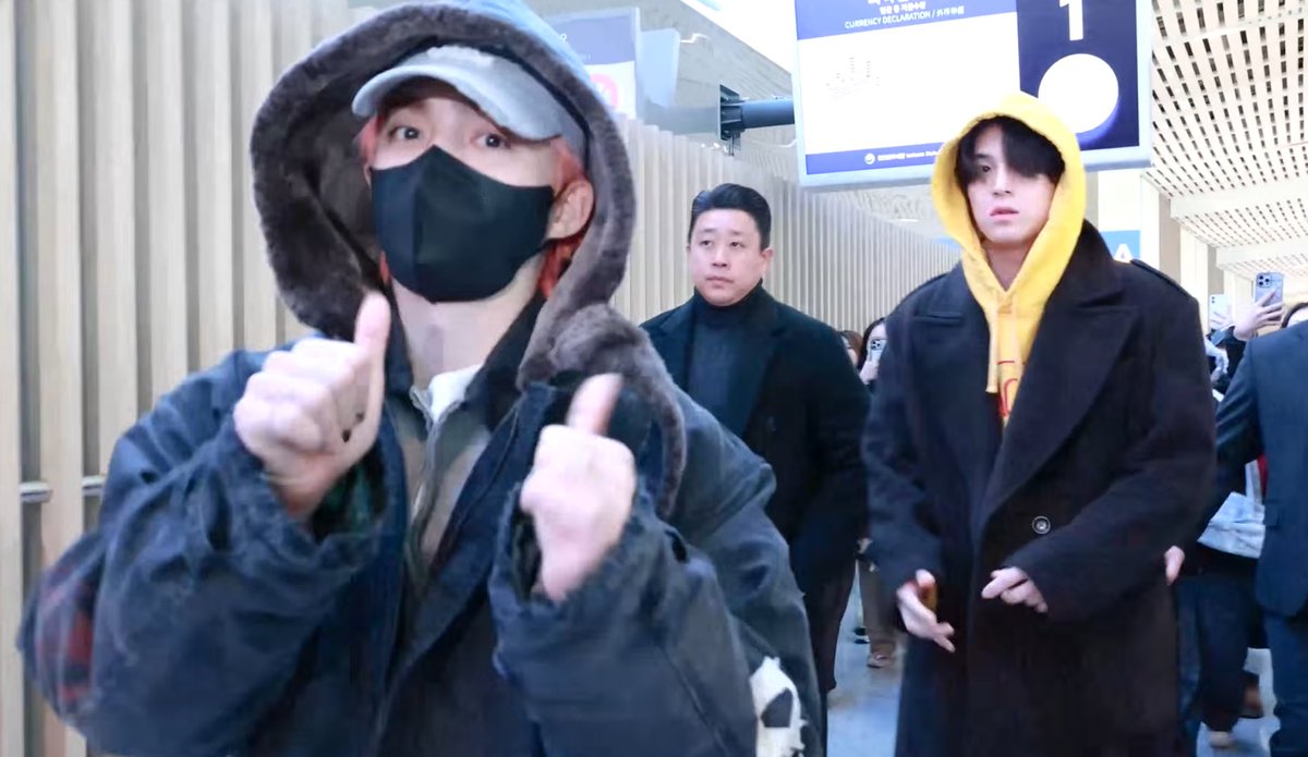 wonubliss's tweet image. safe skies, cxm! 🖤✈️