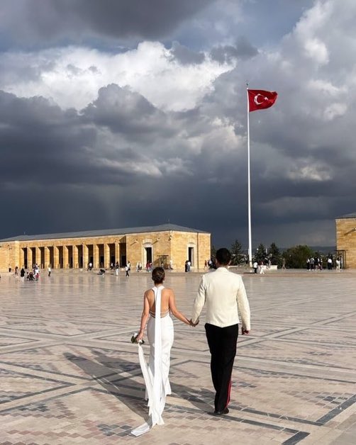 TurkcuPaylasim's tweet image. 🔻Yeni evlenen bir çift, ilk olarak Anıtkabir'i ziyaret etti.