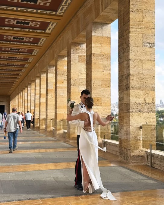 TurkcuPaylasim's tweet image. 🔻Yeni evlenen bir çift, ilk olarak Anıtkabir'i ziyaret etti.