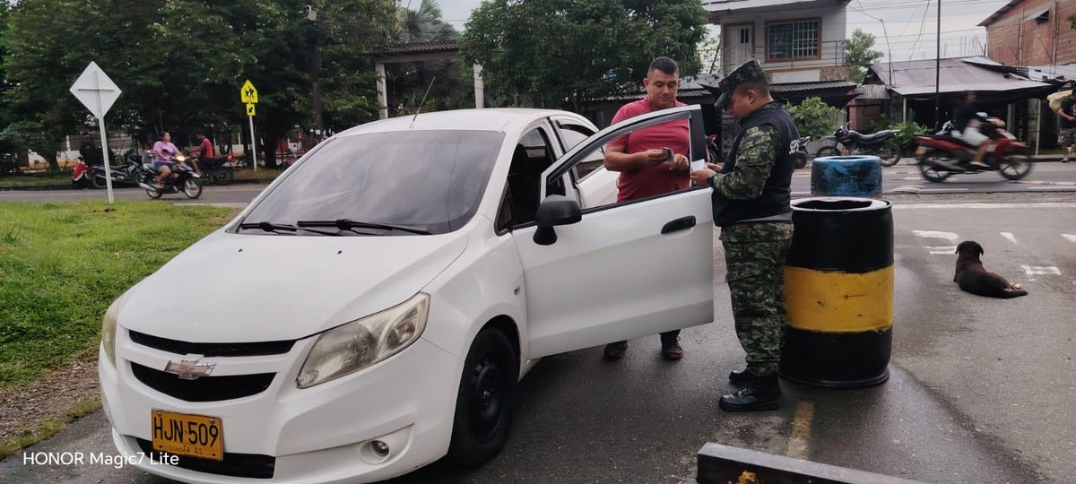 Ejercito_Div6's tweet photo. En el Cantón Militar Santana, la #Brigada27 realizó una jornada de prevención vial con simulación de accidente, verificando documentación, vehículos y normas de tránsito para proteger la vida y promover la responsabilidad. 🚦#BITER27 #BAACA27 https://t.co/CYwiVYuCXe