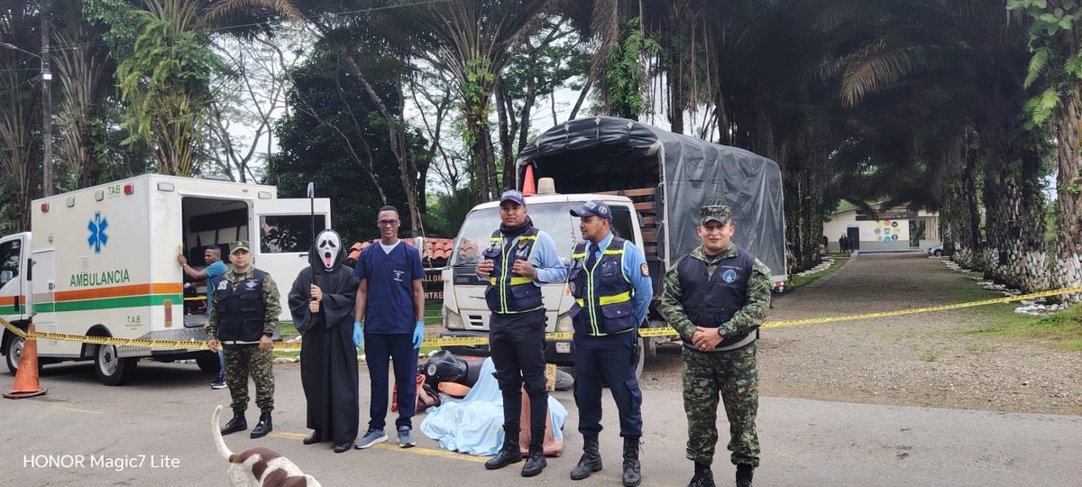 Ejercito_Div6's tweet photo. En el Cantón Militar Santana, la #Brigada27 realizó una jornada de prevención vial con simulación de accidente, verificando documentación, vehículos y normas de tránsito para proteger la vida y promover la responsabilidad. 🚦#BITER27 #BAACA27 https://t.co/CYwiVYuCXe