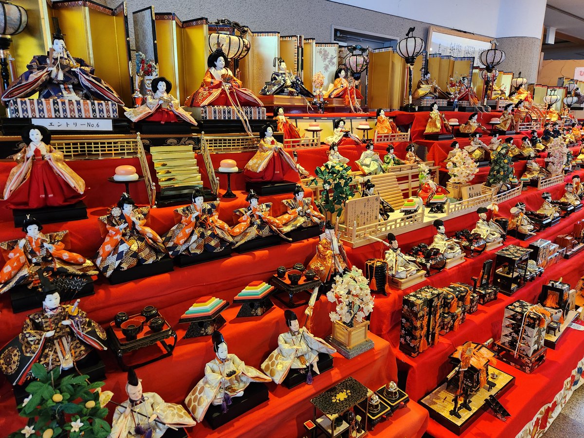 「童話村たきのうえひなまつり事業実行委員会」と「童話村を育てる会」ほか有志の皆さまにより、ひな人形の飾り付けが行われました。
ひな人形は３月３日（火）まで「童話村たきのうえホテル渓谷」に展示されます。ぜひご覧ください。
＃滝上町　＃たきのうえ　＃takinoue　＃ひなまつり　＃ホテル渓谷