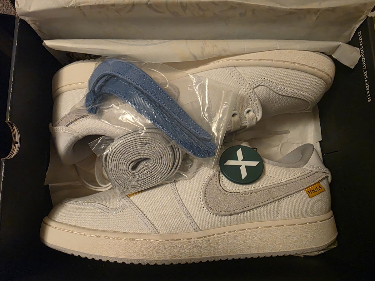 KickinWing39's tweet photo. @OscarPKicks @OscarPKicks, bro I know these are about 3yrs old, but please help me understand how Footlocker sent me these with a StockX tag strapped to it 💀 https://t.co/Fd5OoAh5hI