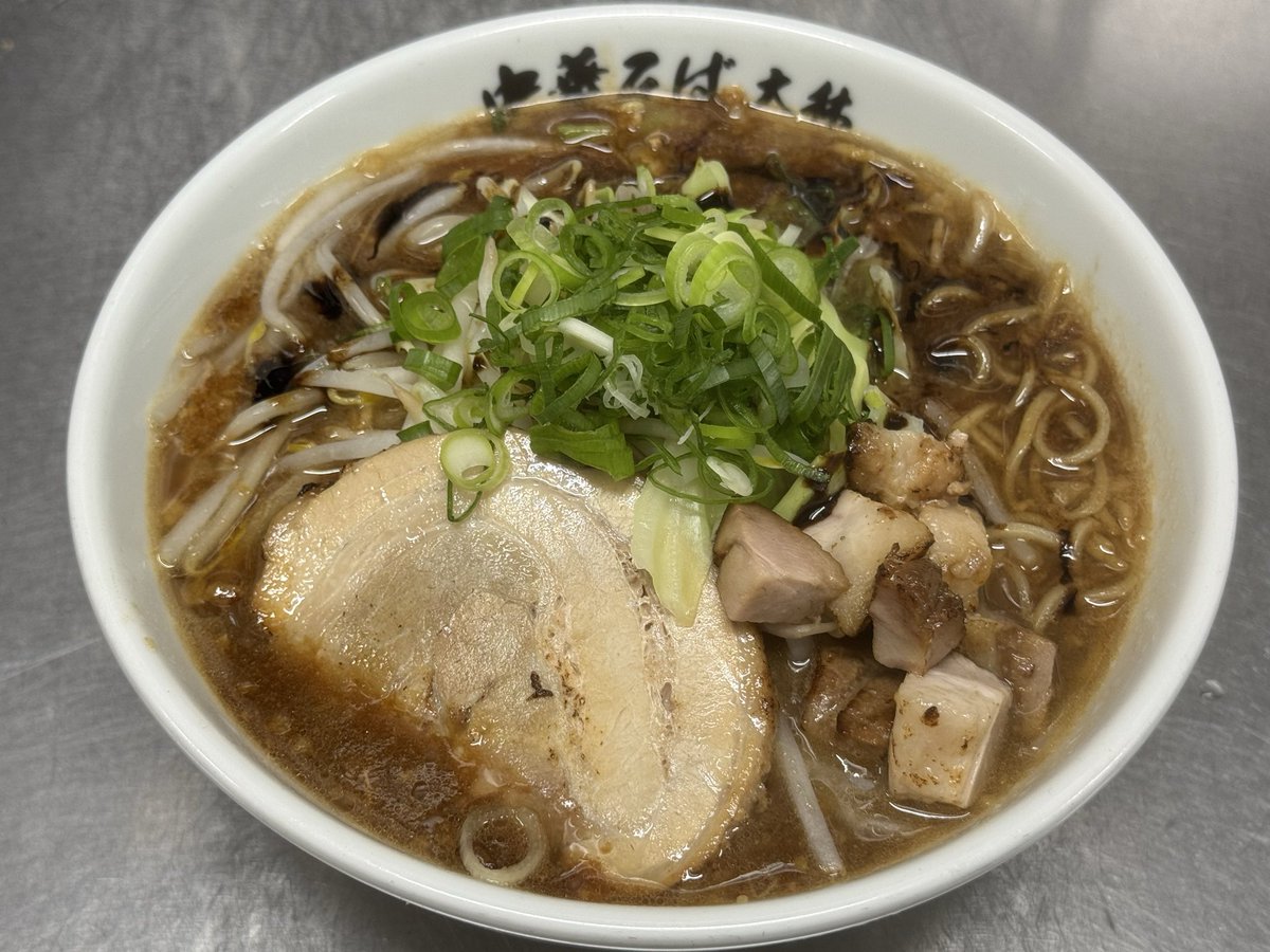 KAMO_TORI_RAMEN's tweet photo. お早うございます！

▪️イオン泊店▪️
＼期間限定メニュー／
黒豚骨野菜ラーメン

少し改良しました！
ニンニク使用してましたが
黒マー油に変えました‼︎
コクと旨味が詰まった一杯に仕上がってます🍜

魚介背脂つけそば
こちらも販売中です‼︎

皆様のご来店心よりお待ちしております😊 https://t.co/n25fNUF96S