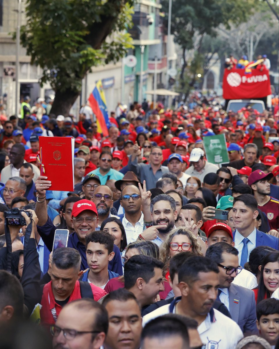 jorgerpsuv's tweet photo. Ha sido un día histórico para nuestro pueblo, para la industria petrolera venezolana y para las miles de trabajadoras y trabajadores de este sector. Con la Reforma de la Ley Orgánica de Hidrocarburos, se disparará la producción petrolera en Venezuela. https://t.co/5u0MbQtdwg