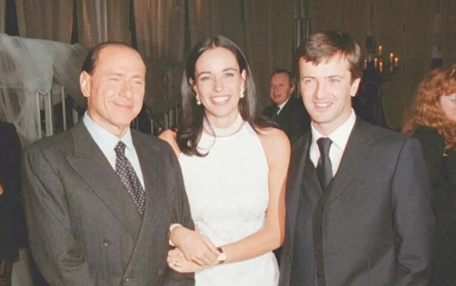 <a href="/giorgio_gori/">Giorgio Gori</a> Tu sei entrato nel PD ai tempi di Renzi, quando il PD era la brutta copia di Forza Italia.
Io mi sono rotto le palle di gente come te
Mi sono rotto le palle di turarmi il naso e votare 
(Firmato: un elettore del PD che si vergogna come un ladro di Giorgio Gori)