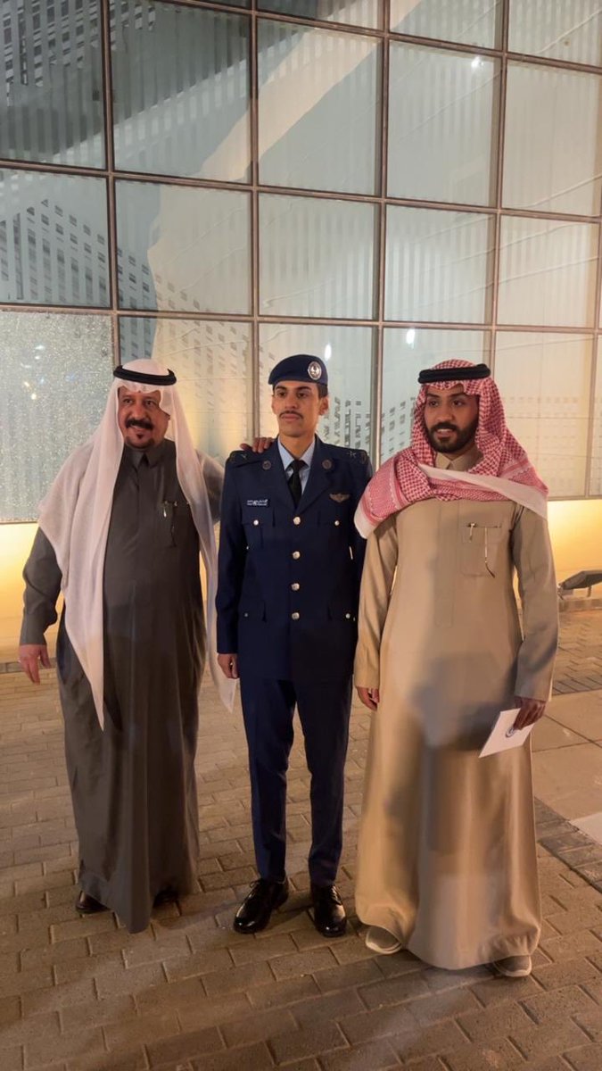 صورة جمعتني مع ابني النقيب / فيصل وابني الملازم / فواز الله يوفقهم جميعاً