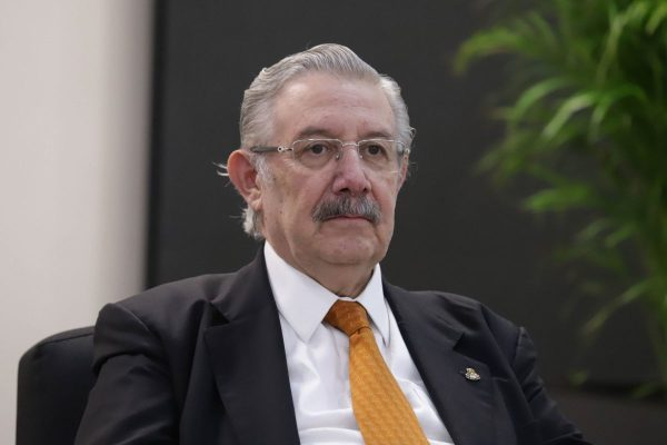 CharroPolitico's tweet photo. El ex-ministro Luis María Aguilar viendo que ya no pudo proteger a su amigo Ricardo Salinas Pliego.

Afortunadamente ya hay otra SCJN.

Y todo gracias al pueblo de México.

Resultado: nada de guardar un año expedientes, Grupo Salinas ya empezó a pagar sus impuestos al SAT. https://t.co/eVXJ2w0FMe