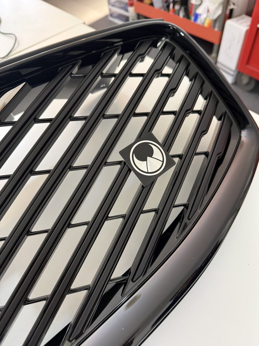 cocsun_volvo's tweet photo. 完成!
現行型の斜めタイプのフロントグリルに
HEICO SPORTIV エンブレムバッチを取り付けしました。
そしてこの後期型グリルを
私のXC60に…
ワクワク…
#heicosportiv #heico #ハイコスポルティフ #ハイコ #xc60 https://t.co/r5MtODnxTC