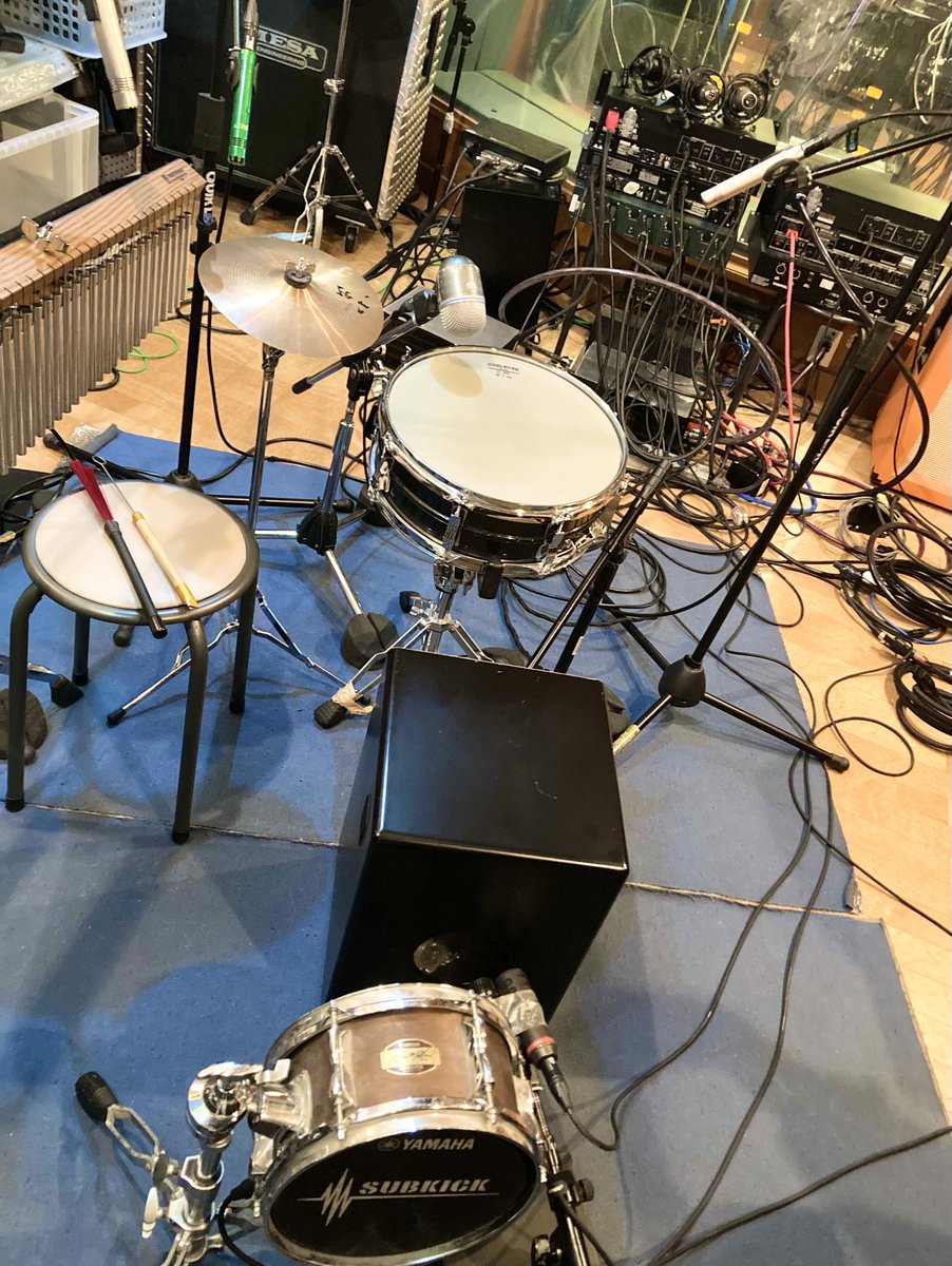 先日はデモ作り用のレコーディングでした〜🥁
私のカホン＋スネアセットは打ち込みでの再現が難しいので、こうやって録ってもらっています！
新アルバムに向けて頑張りますよ〜💪🏼✨
#カカシカシカカ