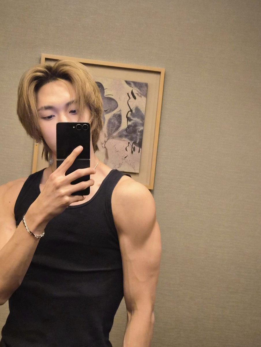 A boy who purrs in meow meow, 삐니 nyang! ᓚᘏᗢ tweet media