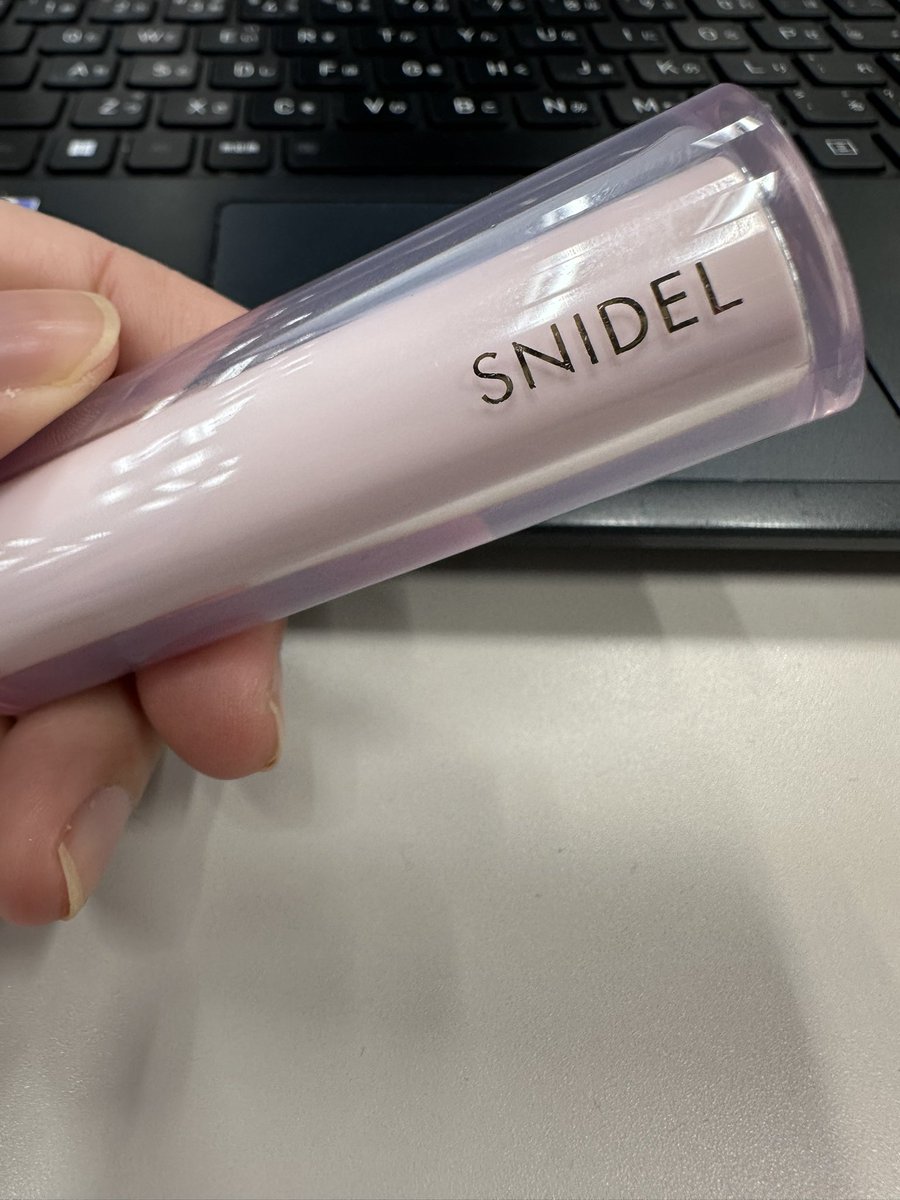 everymomentten's tweet image. กรี้ดดดดด น้องเตนล์ยังอยู่กับ snidel คุณหนูนายน้อยน้องเตนล์จังซามะ ก็เหมาะกับแบรนด์คุณหนูๆแบบนี้แหละ 🐈‍⬛💜

(ลิปเบอร์10 พี่เอาไว้ทาที่ออฟฟิศทุกวันเลยจ้า)

#SNIDELBEAUTY_TEN