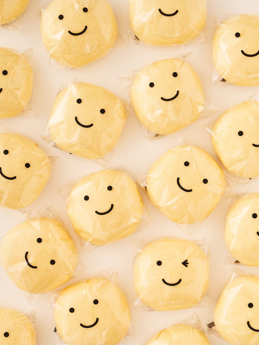 (・◡・)＜ こんにちは！

(・◡・) ＜ きょうは #笑顔の日

(・◡・) ＜ おもわず笑顔になっちゃうおいしさの

(・◡・) ＜ カスタードまんじゅうを

(・◡・) ＜ ぜひたべてね〜！