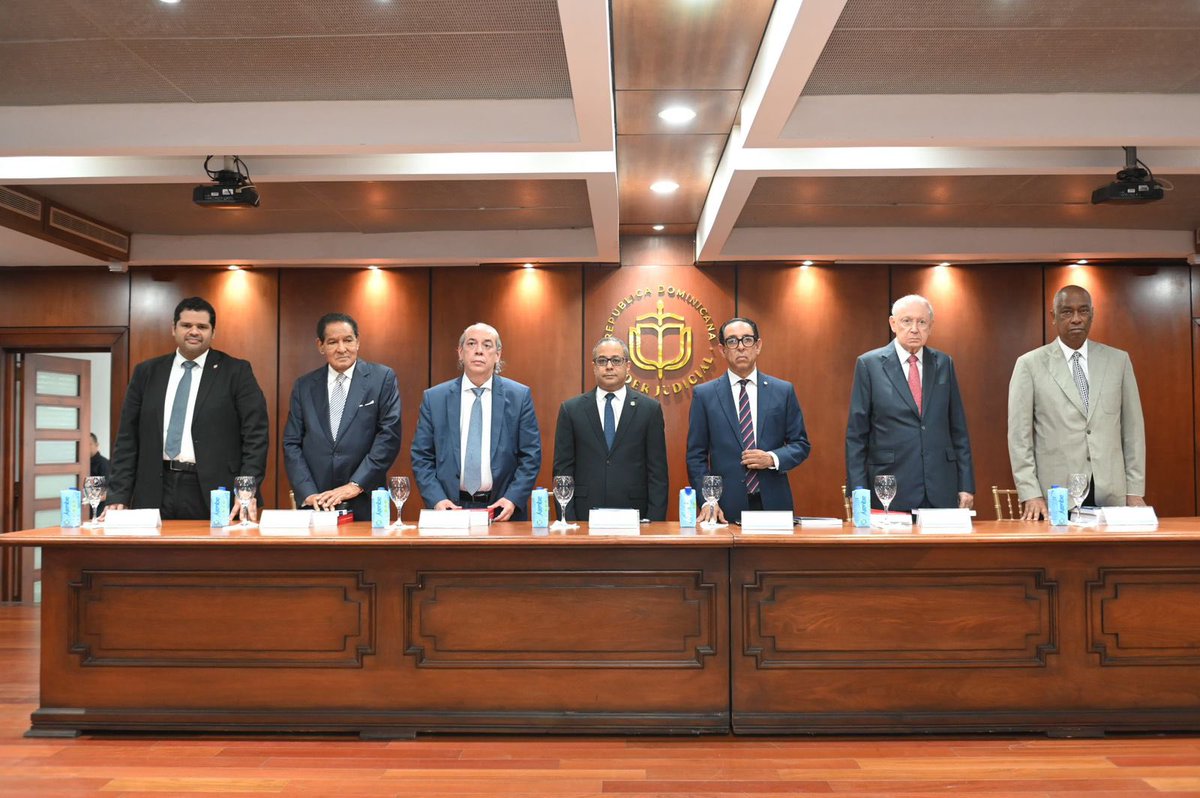 TribunalConstRD's tweet photo. Los magistrados del #TCRD Napoleón R. Estévez Lavandier, presidente; Eunisis Vásquez Acosta, segunda sustituta, y Domingo Gil participaron en la puesta en circulación de dos obras relacionadas al derecho laboral. https://t.co/Y7AFiMZC0o