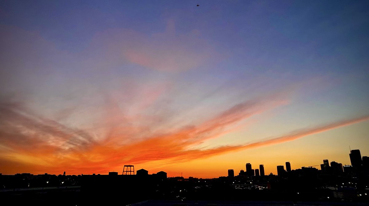 jfcore's tweet photo. #losangeles #dramatic #cityscape #sunset #clouds #colorful #rooftop #views https://t.co/AnTwBZpwCa