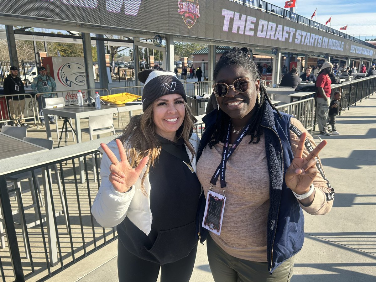 CoachSmook's tweet photo. My sister and Brand Manager @Chasity_RTR was really out here making moves !!! She represented for #CoachSmookNetwork and our partners @SportsInfo_SIS !! We connected and networked with a lot of people today !!
#AuthenticityAboveAll https://t.co/WgcIB9ZdMo