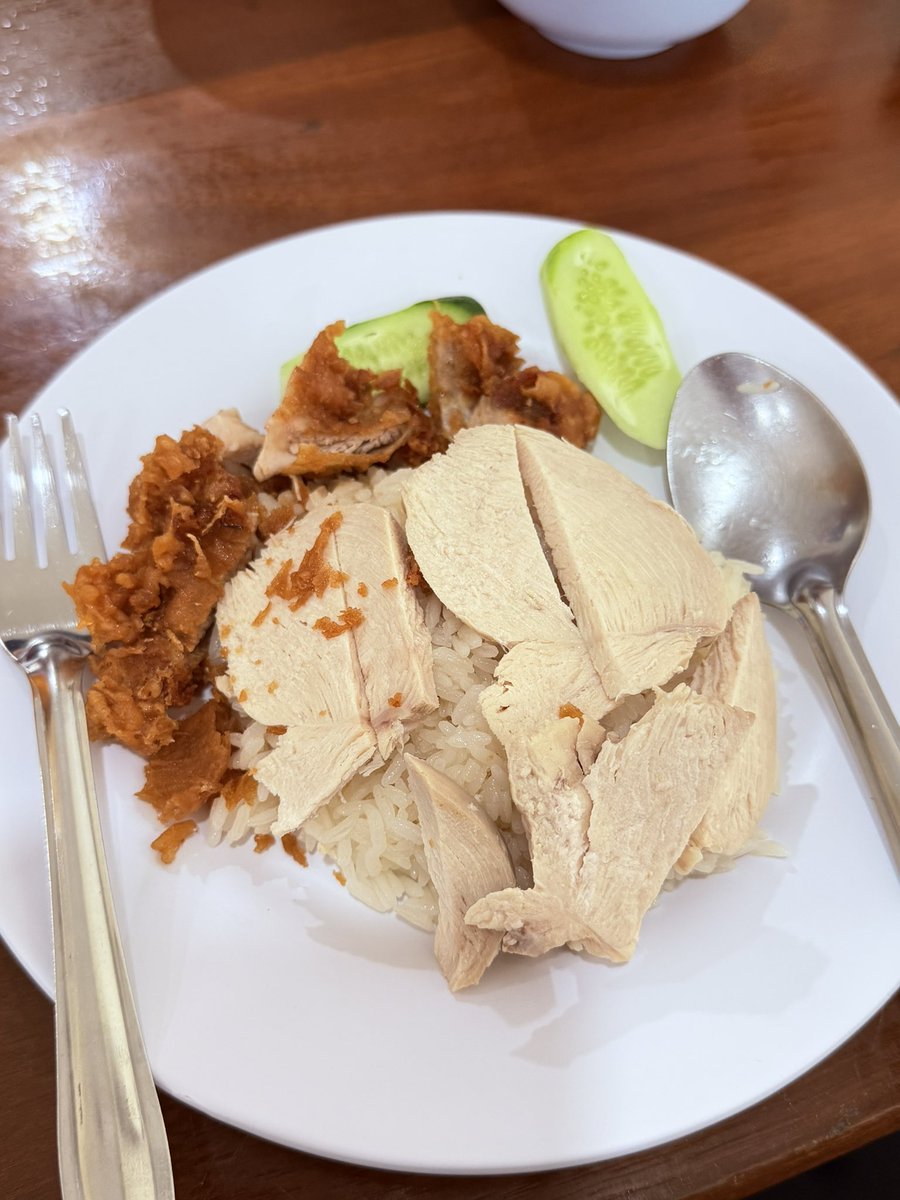 เช้านี้โกรธลุงร้านข้าวมันไก่มาก สั่งข้าวมันอกไก่ต้มไม่หนัง 
ดันทำไก่ทอดหล่นกระเด็นมาใส่จาน นี่พยายามข่มใจกิน
คิดว่ามันเป็นอุบัติเหตุที่ไม่อยากมาใครให้เกิด

ฮึ่ม น่าโมโหนัก
คนกำลังจะไปยิมแท้ ๆ