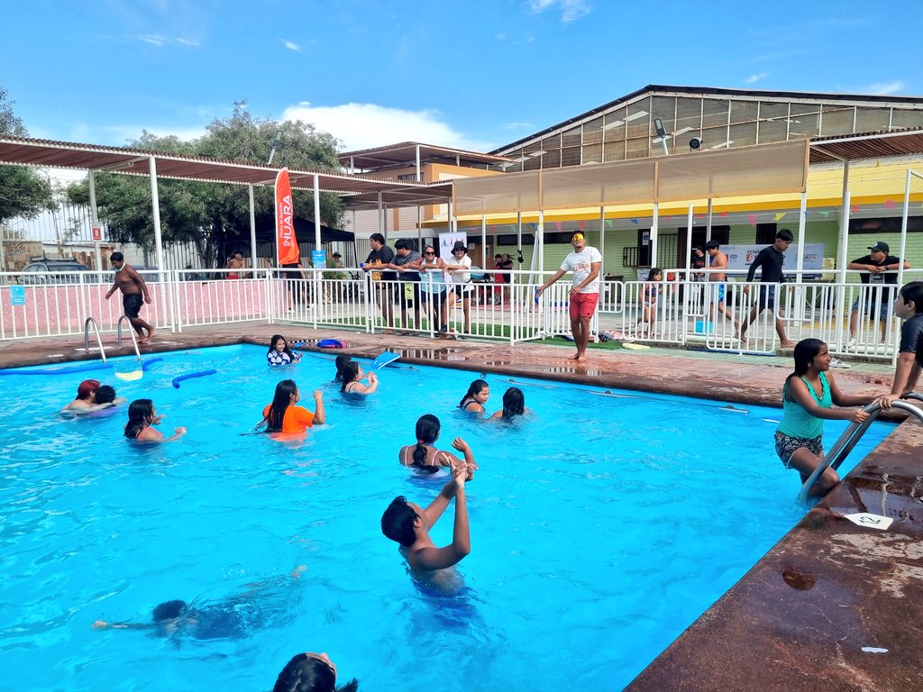 Senda_Tarapaca's tweet photo. 🏊‍♀️En la piscina municipal de Huara, se desarrolló la campaña #CuidarseSiempreEstáDeModa, con juegos educativos y recreativos, la participación de las Oficinas de la Juventud, Deportes e Inclusión y Discapacidad, además de la entrega de recomendaciones preventivas a la comunidad. https://t.co/5CKgl7mSSx