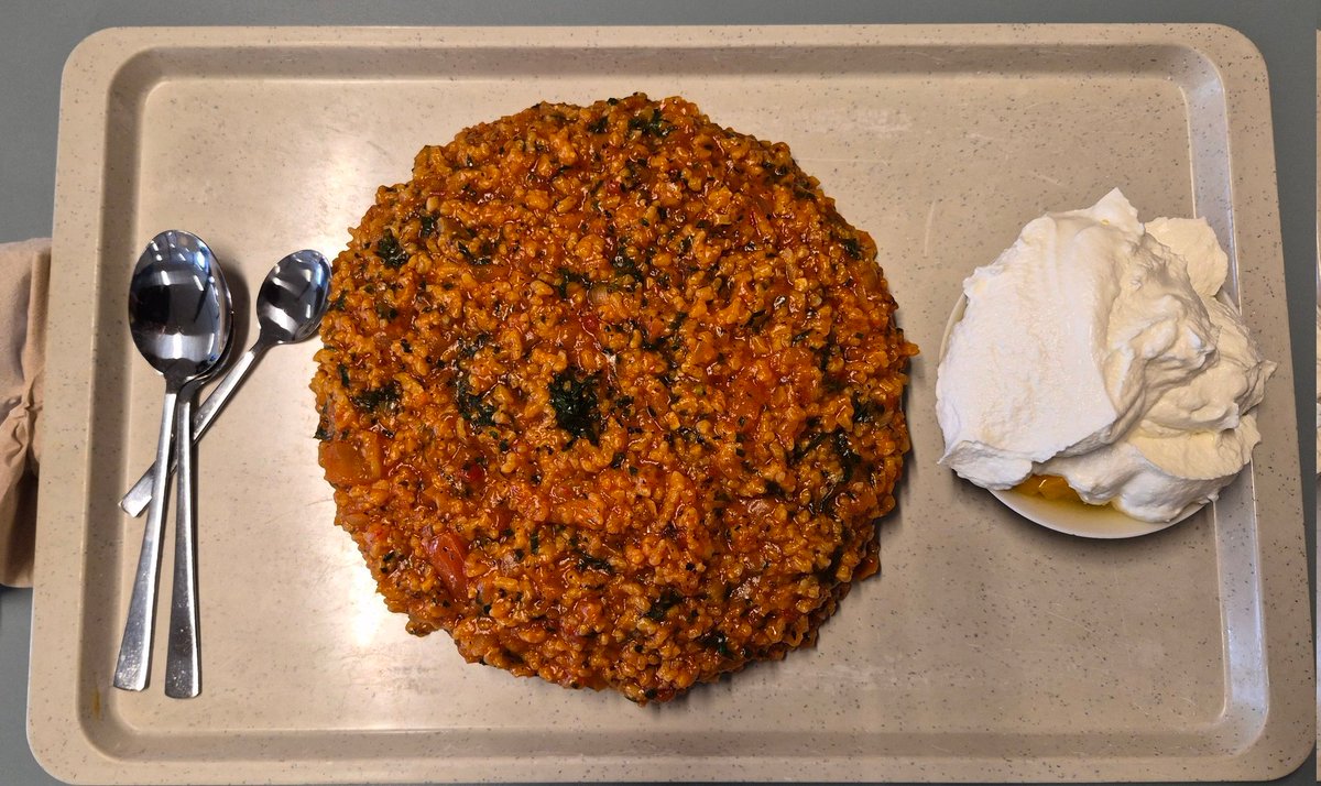 unter_kiefer's tweet photo. Passt nicht so 100% aber 3 mensa Mahlzeiten der letzten Wochen,
Die ersten beiden sind Risotto (1,75€), das dritte ist das selbe Risotto am nächsten Tag (1,75€), das dritte sind nudeln mit getreidebolognese (2,95€ glaube ich) https://t.co/VZlrgiHuX2
