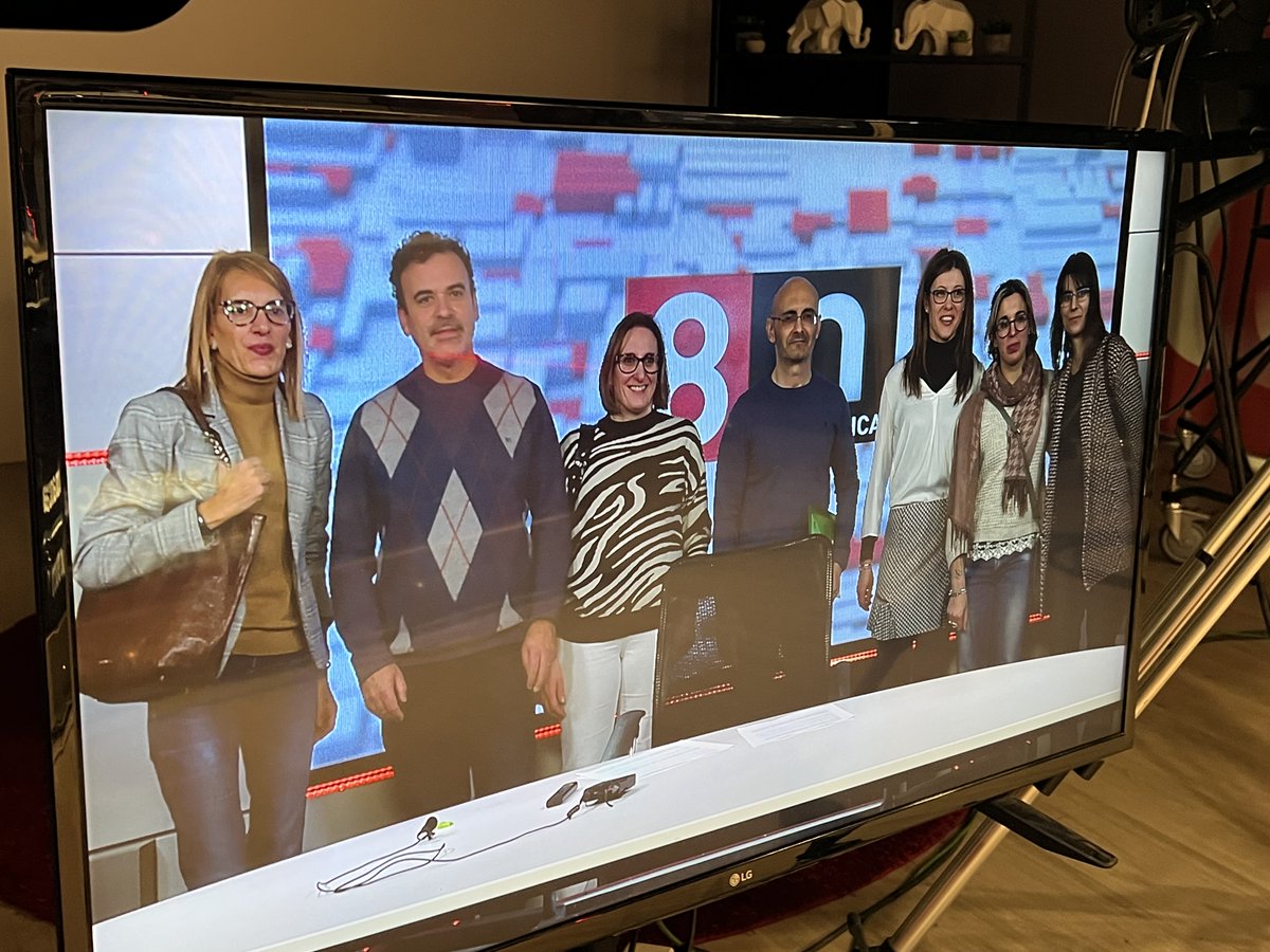 InstitutoSenara's tweet photo. Hoy, los profesores del PIE #Filma del @InstitutoSenara , hemos podido disfrutar de una visita a la @la8salamanca viendo su funcionamiento. @CRA_ViaPlata @cfiesalamanca https://t.co/6yNXmp6o67