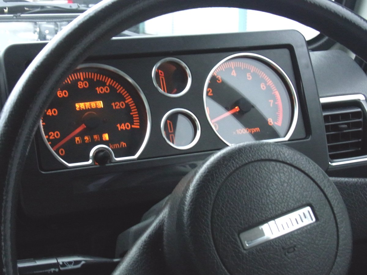 labo_jim's tweet image. ジムニーJA11の内装、迷ったらこれ！ジムラボの自信作【メーターリングパネル】🛠️ 工具不要でポン付けなのに運転席からの眺めが激変。2011年発売以来、精度に拘り抜いた日本製ロングセラーです。フィット感をぜひ体感してください✨
詳細はこちら👇
jimlabo.net/item-4/4452/ 
#ジムニー #JA11 #JimLabo