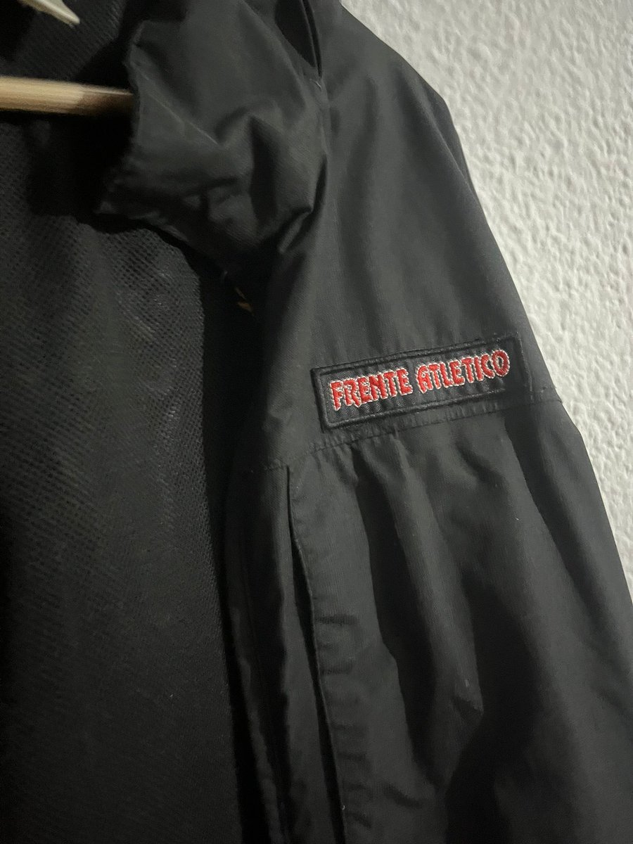 Chubasquero del Frente Atlético en talla L. Disponible para cambio por bufandas! Se agradece difusión